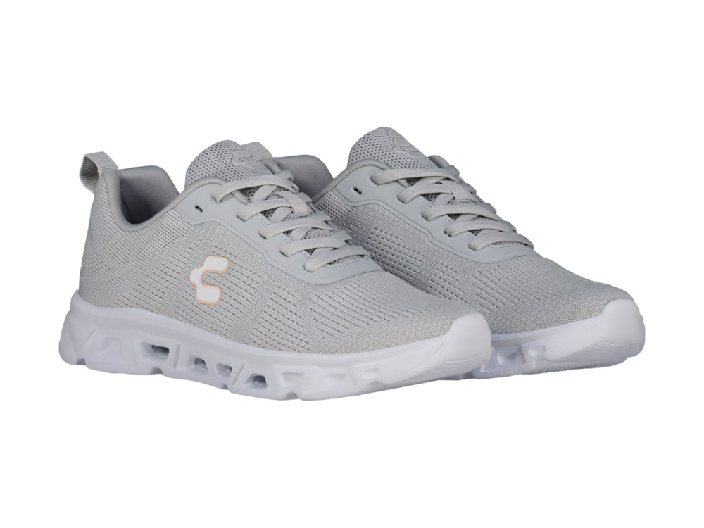 Tenis deportivos Charly color gris con suela blanca y detalles en malla.
