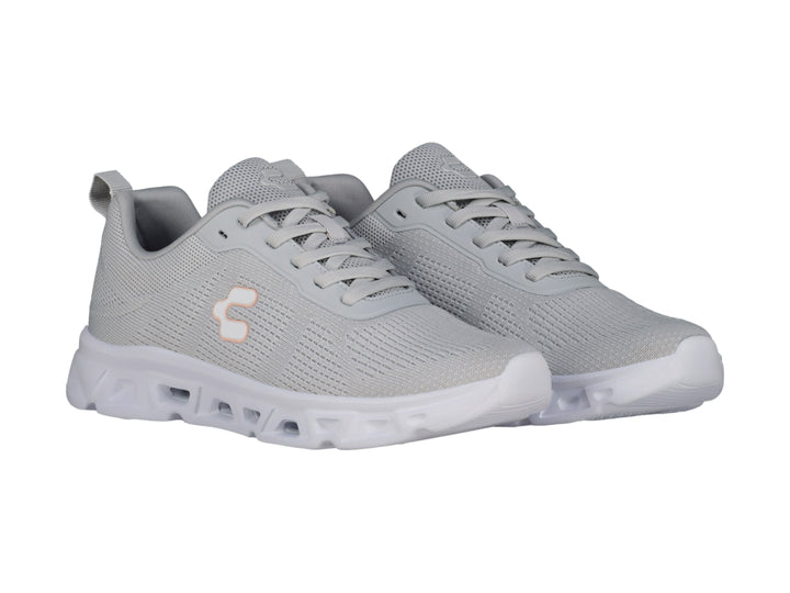 Tenis deportivos Charly color gris con suela blanca y detalles en malla.