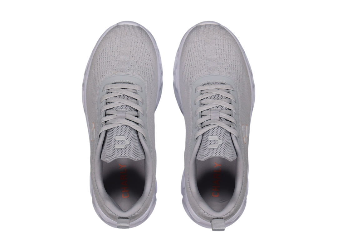 Tenis deportivos Charly color gris con suela blanca y detalles en malla.