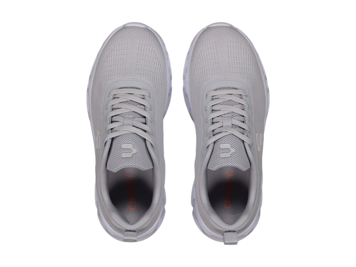 Tenis deportivos Charly color gris con suela blanca y detalles en malla.