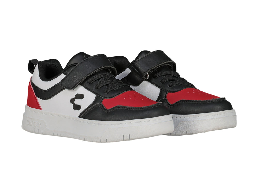 Tenis Charly urbanos en colores blanco, negro y rojo con correa de velcro y suela blanca.