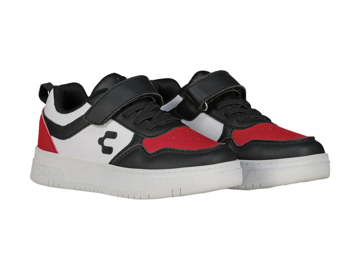 Tenis Charly urbanos en colores blanco, negro y rojo con correa de velcro y suela blanca.