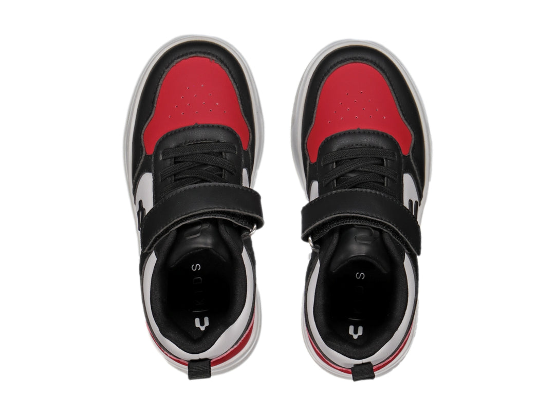 Tenis Charly urbanos en colores blanco, negro y rojo con correa de velcro y suela blanca.