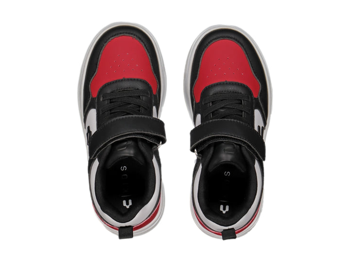 Tenis Charly urbanos en colores blanco, negro y rojo con correa de velcro y suela blanca.