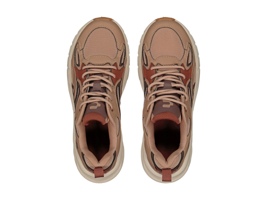 Tenis Charly Fashion Sport en color beige y café con suela robusta y diseño moderno.