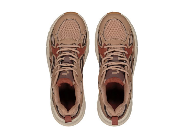 Tenis Charly Fashion Sport en color beige y café con suela robusta y diseño moderno.