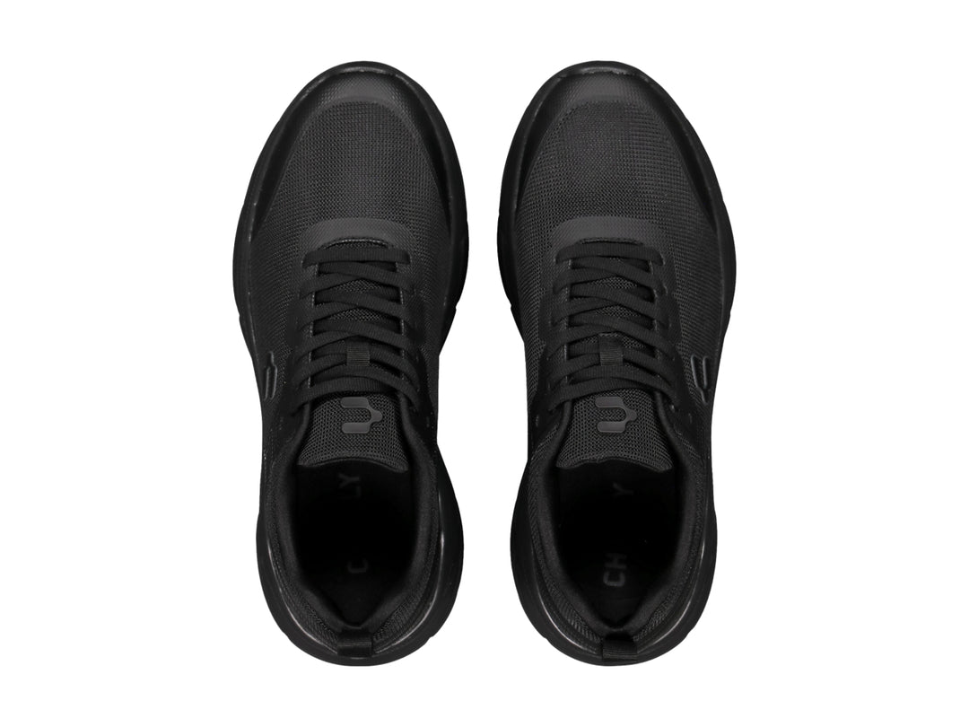 Tenis deportivos Charly color negro total con suela robusta y parte superior de malla transpirable.