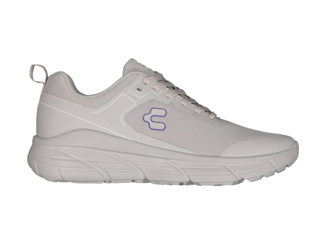 Tenis deportivos Charly color gris claro con suela gruesa y tejido de malla.