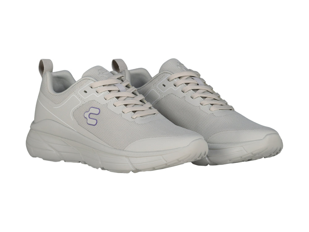 Tenis deportivos Charly color gris claro con suela gruesa y tejido de malla.