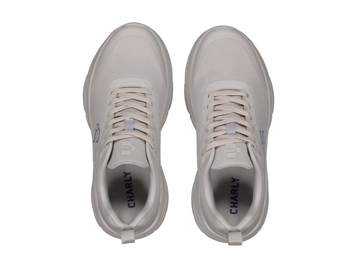 Tenis deportivos Charly color gris claro con suela gruesa y tejido de malla.