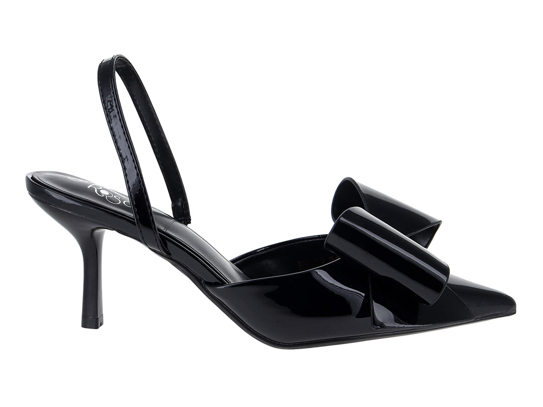 Zapato de tacón negro de charol con moño decorativo y tira trasera.