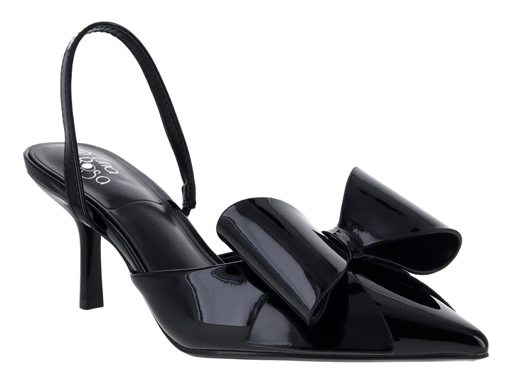 Zapato de tacón negro de charol con moño decorativo y tira trasera.