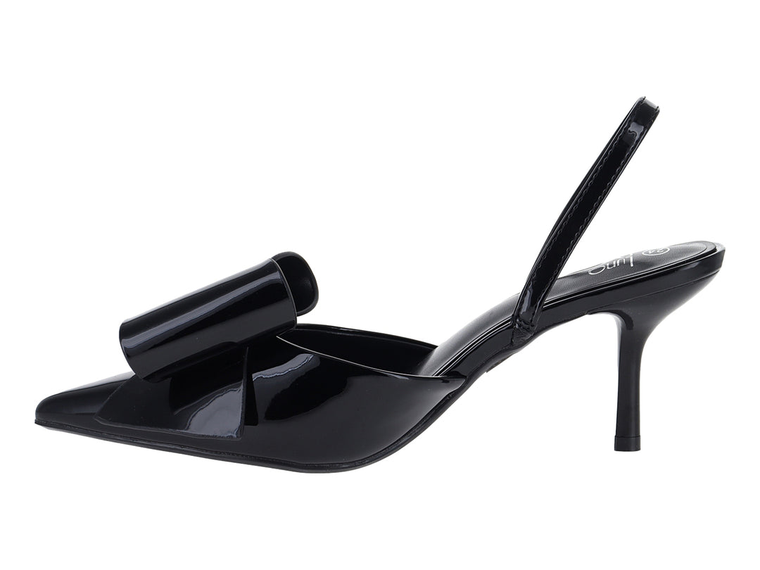 Zapato de tacón negro de charol con moño decorativo y tira trasera.
