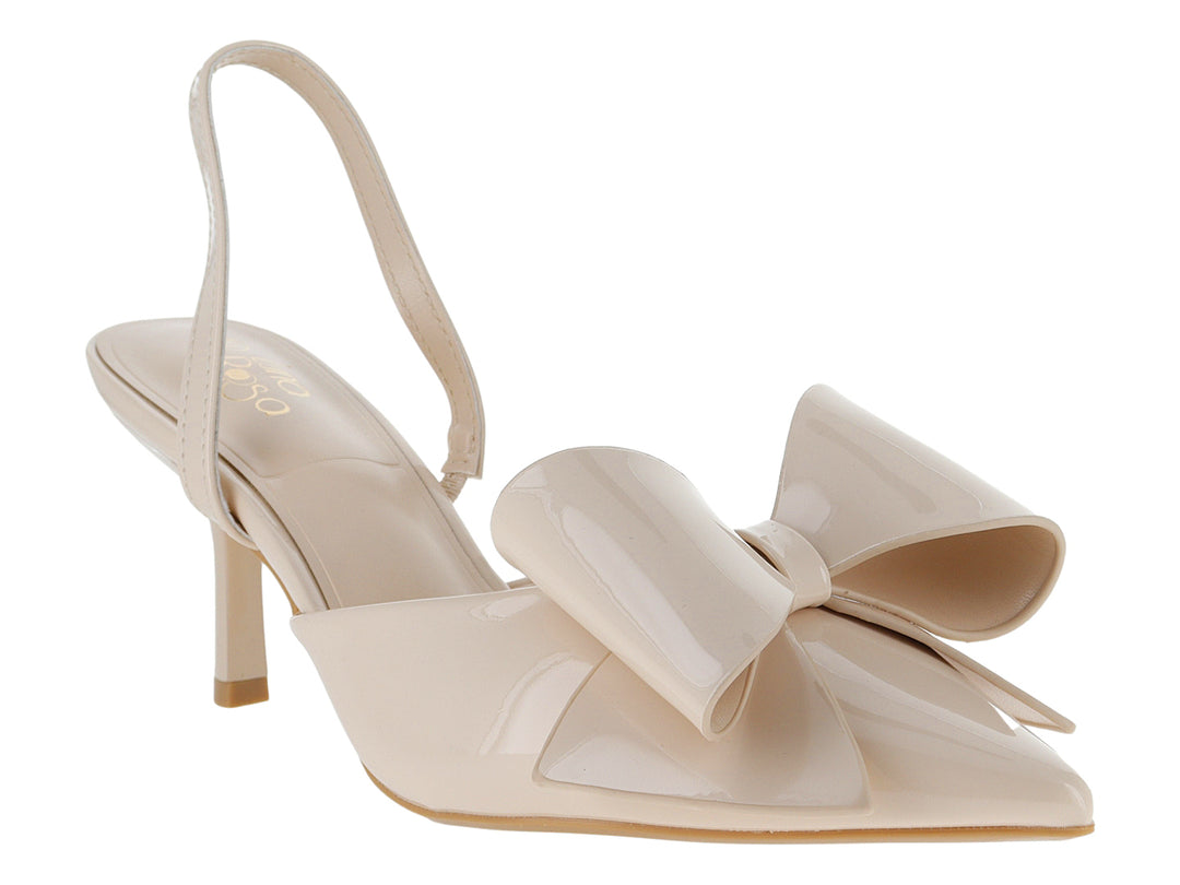 Zapato de tacón color beige brillante con un moño decorativo en la parte frontal y correa.