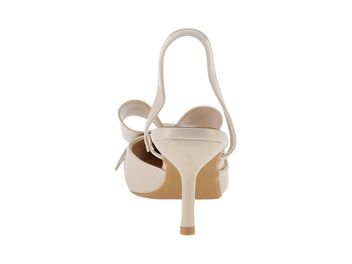 Zapato de tacón color beige brillante con un moño decorativo en la parte frontal y correa.