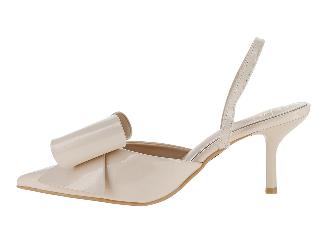 Zapato de tacón color beige brillante con un moño decorativo en la parte frontal y correa.