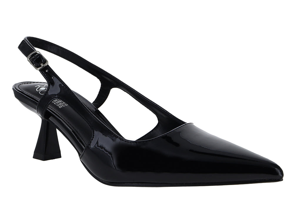 Zapato de tacón negro de charol brillante con punta fina y correa ajustable.