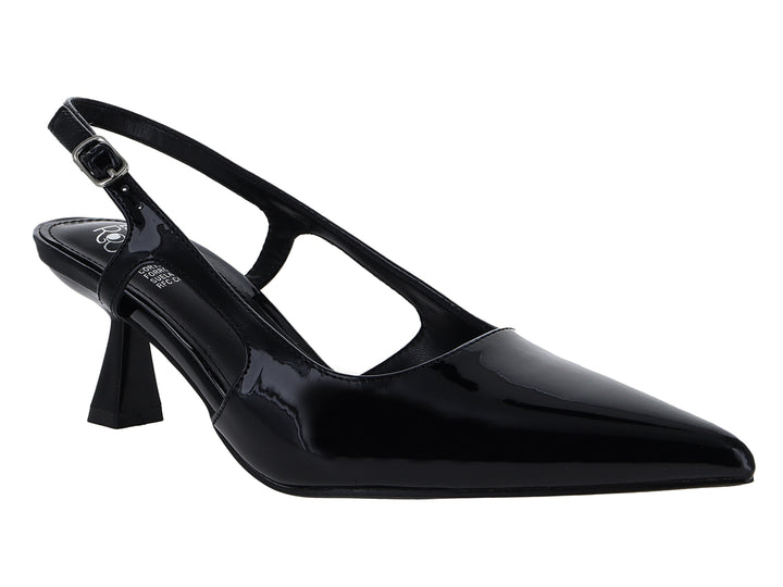 Zapato de tacón negro de charol brillante con punta fina y correa ajustable.