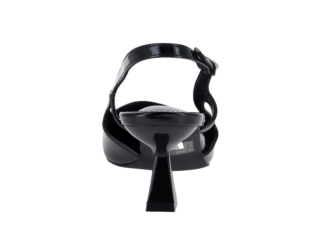 Zapato de tacón negro de charol brillante con punta fina y correa ajustable.