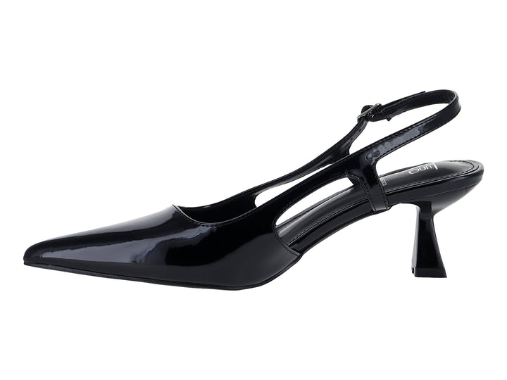 Zapato de tacón negro de charol brillante con punta fina y correa ajustable.