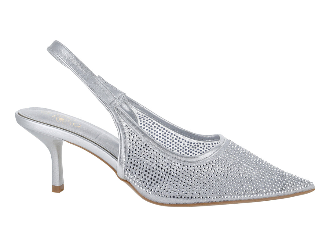 Zapato de tacón color plata con punta afilada, detalles perforados y correa posterior.