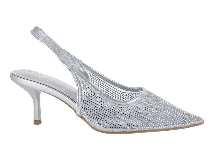 Zapato de tacón color plata con punta afilada, detalles perforados y correa posterior.