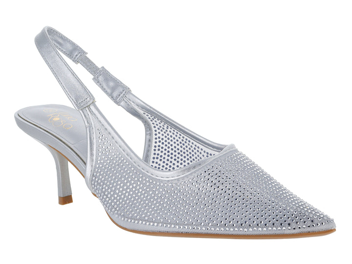 Zapato de tacón color plata con punta afilada, detalles perforados y correa posterior.