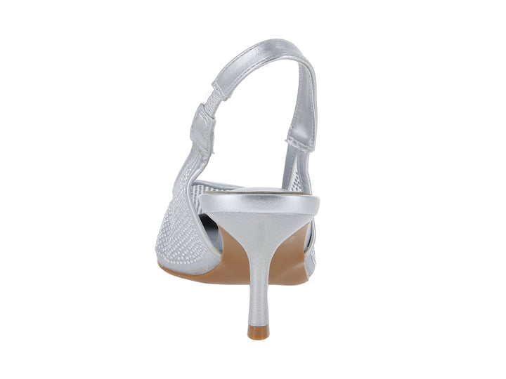 Zapato de tacón color plata con punta afilada, detalles perforados y correa posterior.