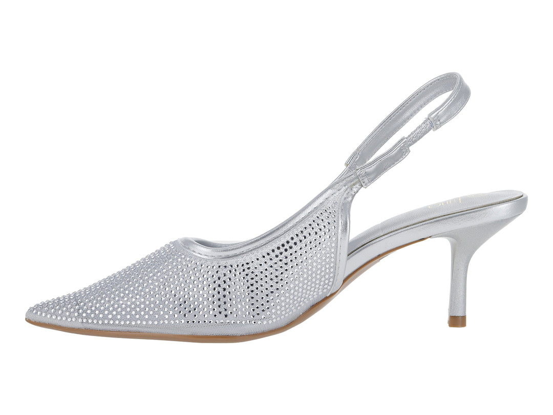 Zapato de tacón color plata con punta afilada, detalles perforados y correa posterior.