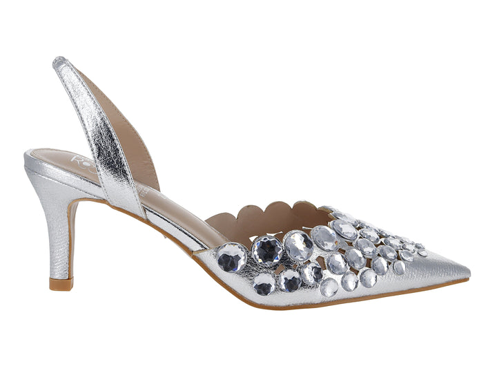Zapato de tacón bajo color plata con pedrería brillante en la punta y recorte lateral ondulado.
