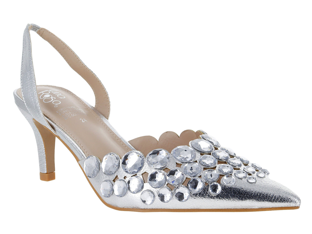 Zapato de tacón bajo color plata con pedrería brillante en la punta y recorte lateral ondulado.