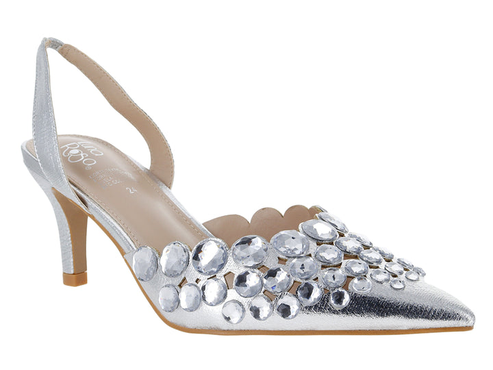 Zapato de tacón bajo color plata con pedrería brillante en la punta y recorte lateral ondulado.