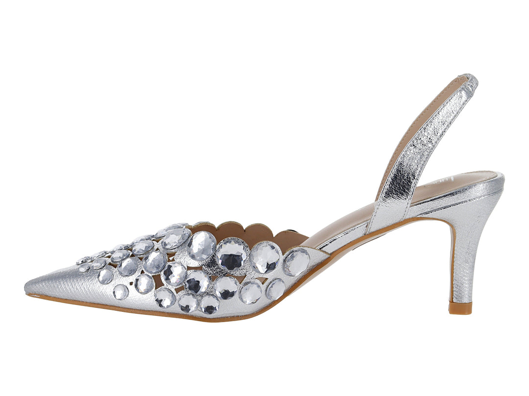 Zapato de tacón bajo color plata con pedrería brillante en la punta y recorte lateral ondulado.