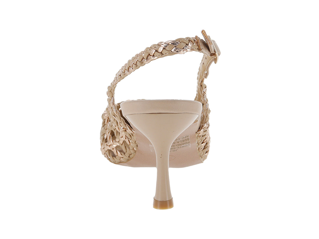 Zapato de tacón color tan con diseño trenzado, punta afilada y correa ajustable.