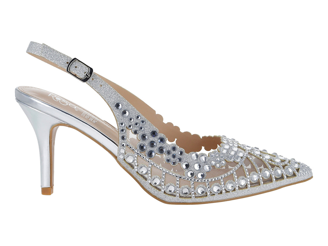 Zapato de tacón color plata con acabado brillante y decoraciones de pedrería.