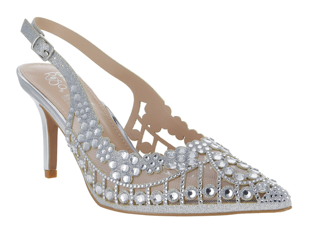 Zapato de tacón color plata con acabado brillante y decoraciones de pedrería.