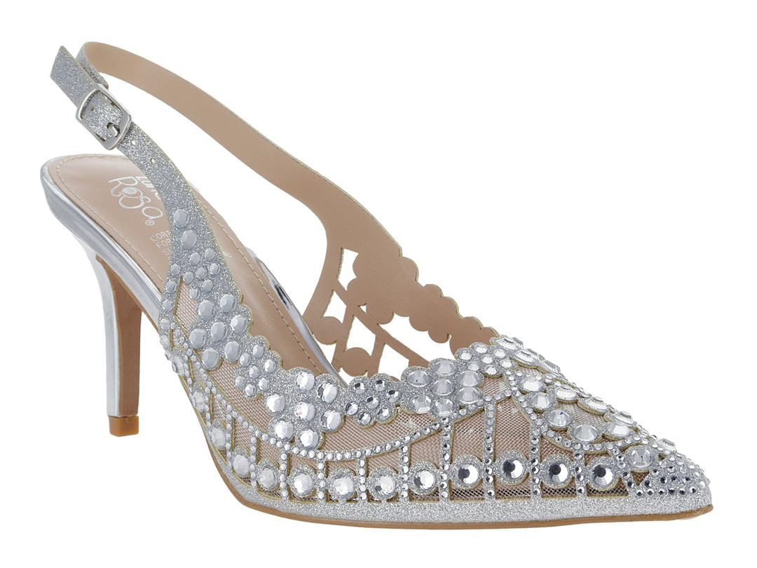 Zapato de tacón color plata con acabado brillante y decoraciones de pedrería.