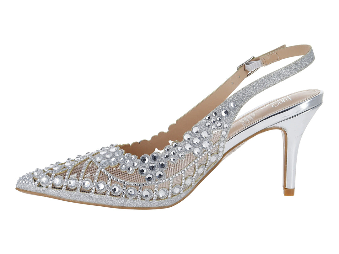 Zapato de tacón color plata con acabado brillante y decoraciones de pedrería.