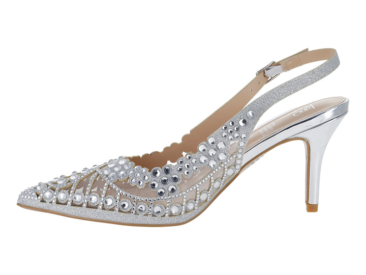 Zapato de tacón color plata con acabado brillante y decoraciones de pedrería.