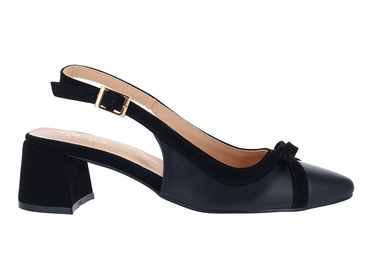 Zapato negro de tacón cuadrado con correa, hebilla dorada y detalle de moño.