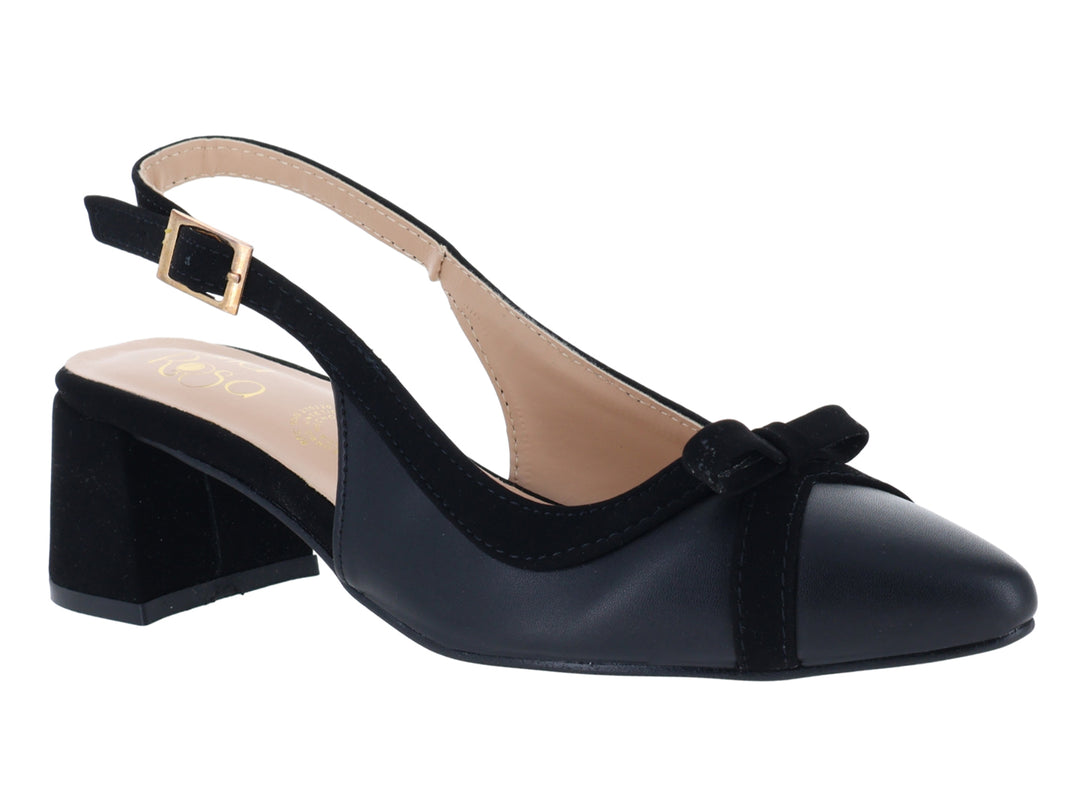 Zapato negro de tacón cuadrado con correa, hebilla dorada y detalle de moño.