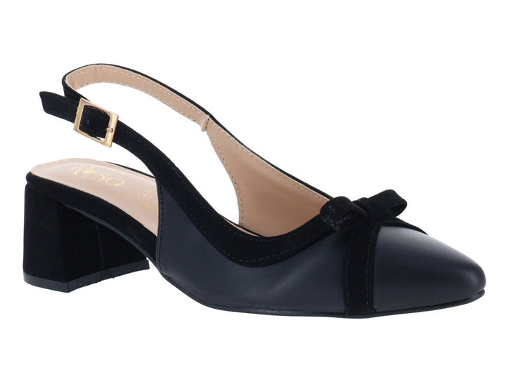 Zapato negro de tacón cuadrado con correa, hebilla dorada y detalle de moño.