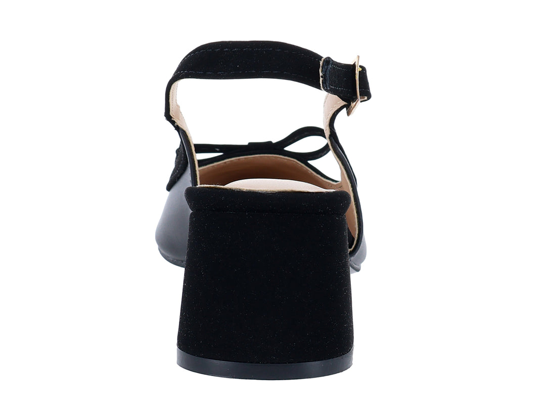 Zapato negro de tacón cuadrado con correa, hebilla dorada y detalle de moño.