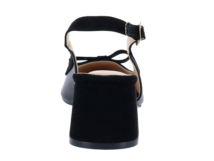 Zapato negro de tacón cuadrado con correa, hebilla dorada y detalle de moño.