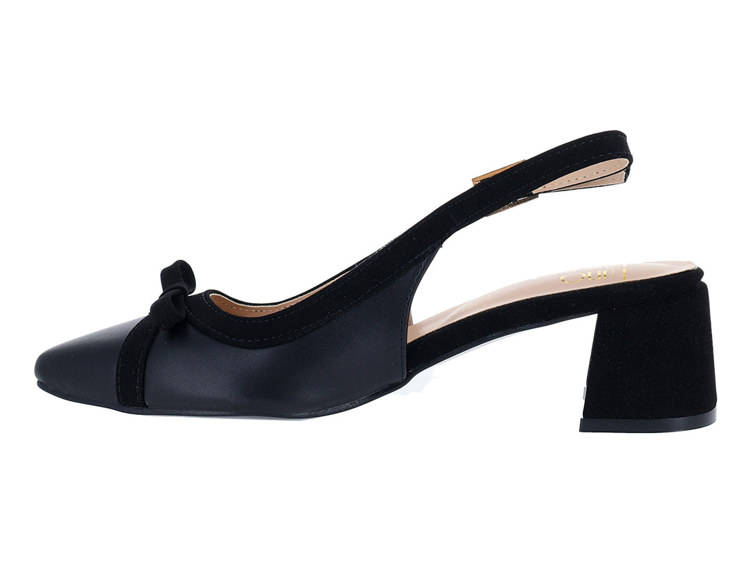 Zapato negro de tacón cuadrado con correa, hebilla dorada y detalle de moño.