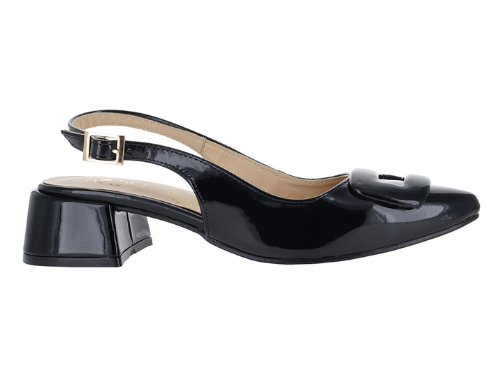 Zapato negro de charol estilo slingback con tacón cuadrado y detalle decorativo en la punta.
