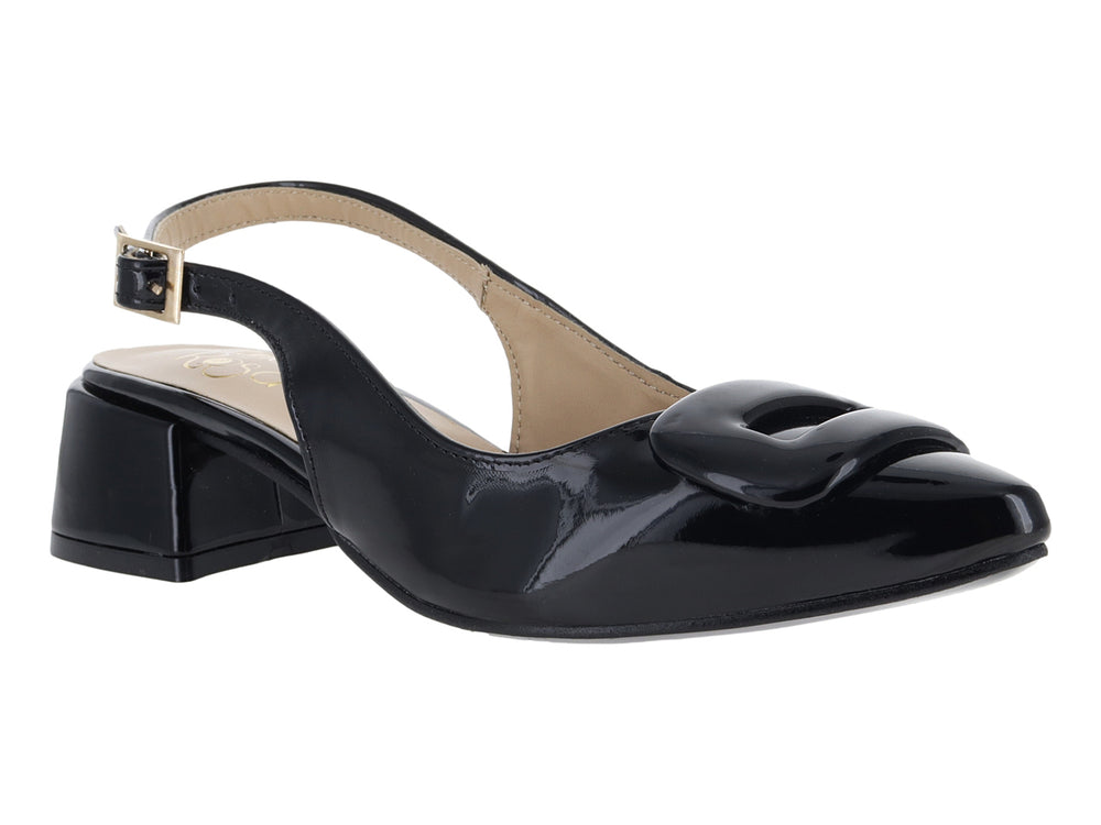 Zapato negro de charol estilo slingback con tacón cuadrado y detalle decorativo en la punta.