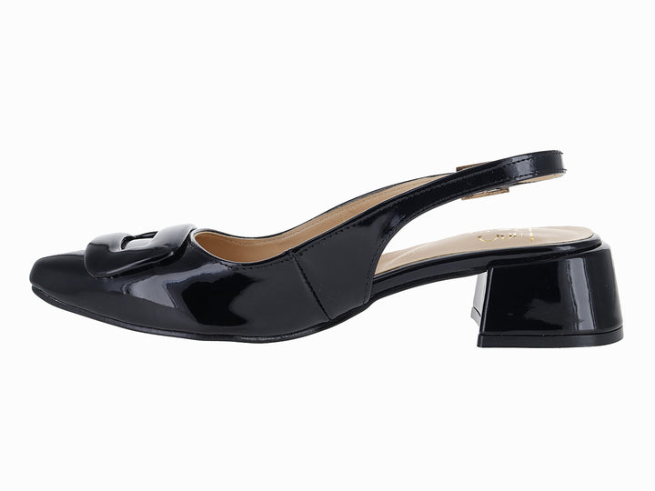 Zapato negro de charol estilo slingback con tacón cuadrado y detalle decorativo en la punta.