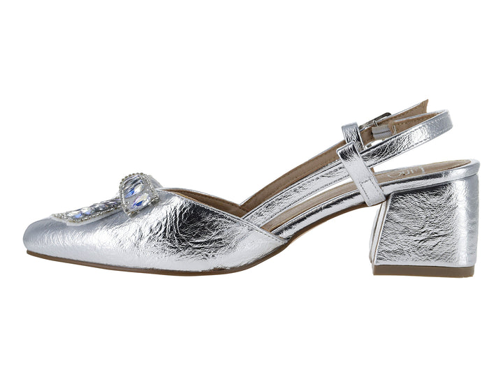 Zapato color plata metálico con tacón cuadrado, correa con hebilla y moño decorativo con pedrería.