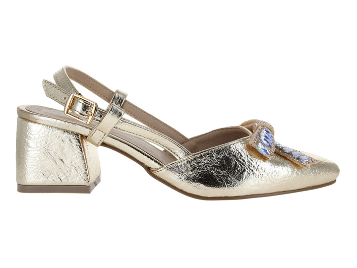 Zapato color oro inglés con tacón cuadrado, correa con hebilla y adorno brillante frontal.